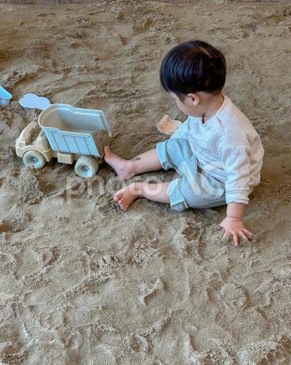 砂遊びする赤ちゃん　縦 砂遊び,子供,砂場の写真素材