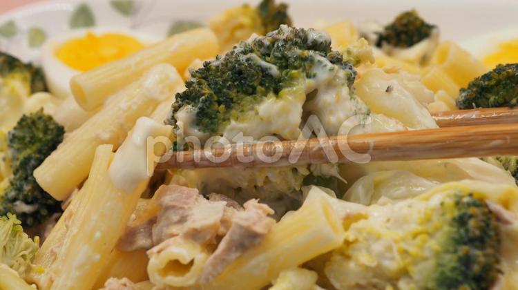 ツナとキャベツのマカロニサラダ（食べる） マカロニサラダ,ツナ,キャベツの写真素材