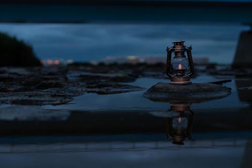 水面に映るアンティークランタン 水面に映るアンティークランタンの写真