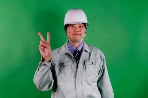 作業服の若い男性 男性,作業服,ヘルメットの写真素材