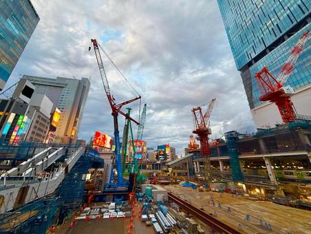 渋谷の工事現場とビル群の眺め 渋谷の工事現場とビル群の眺め 青空,空,スカイラインの写真素材