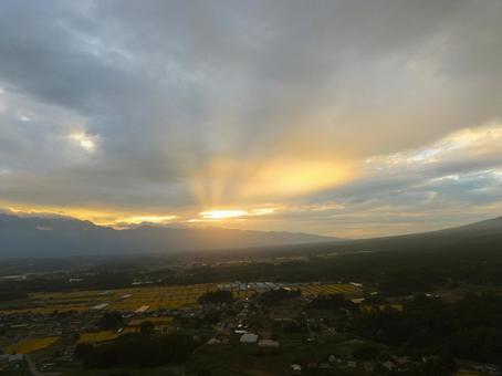 雲間から洩れてくる夕日 夕日,空,夕焼けの写真素材