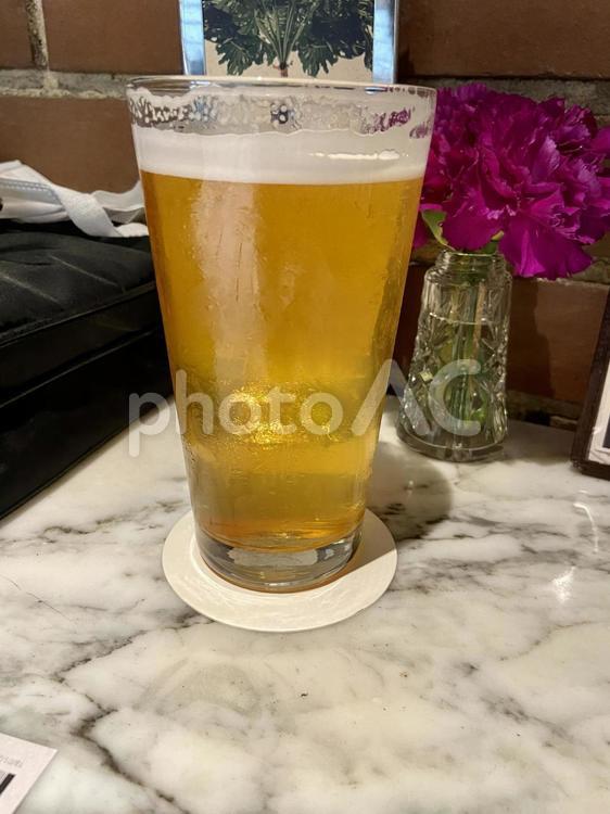 大理石テーブルの上のビール ビール,酒,ビールグラスの写真素材