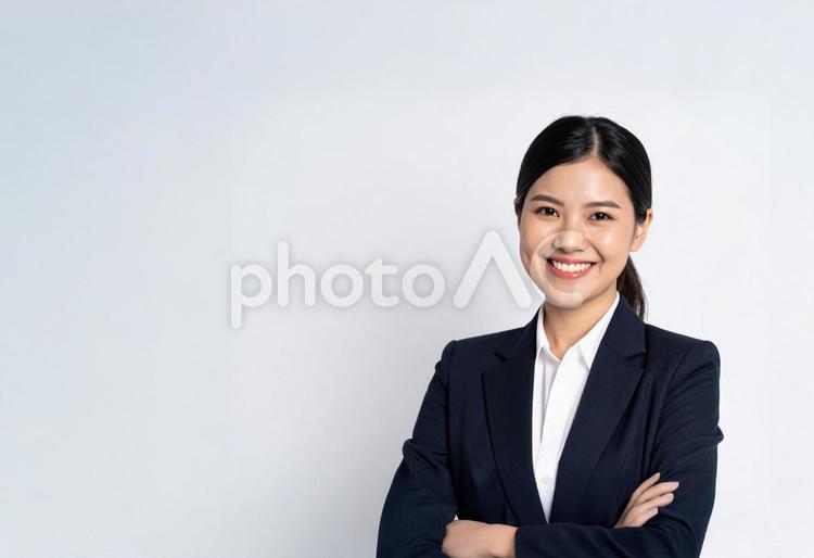 スーツで腕を組むビジネスウーマン 女性,笑顔,ビジネスの写真素材