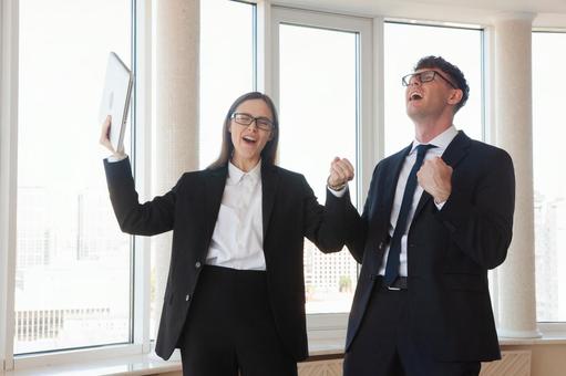 ガッツボーズで叫ぶ外国人男女 男女,ガッツポーズ,笑顔の写真素材