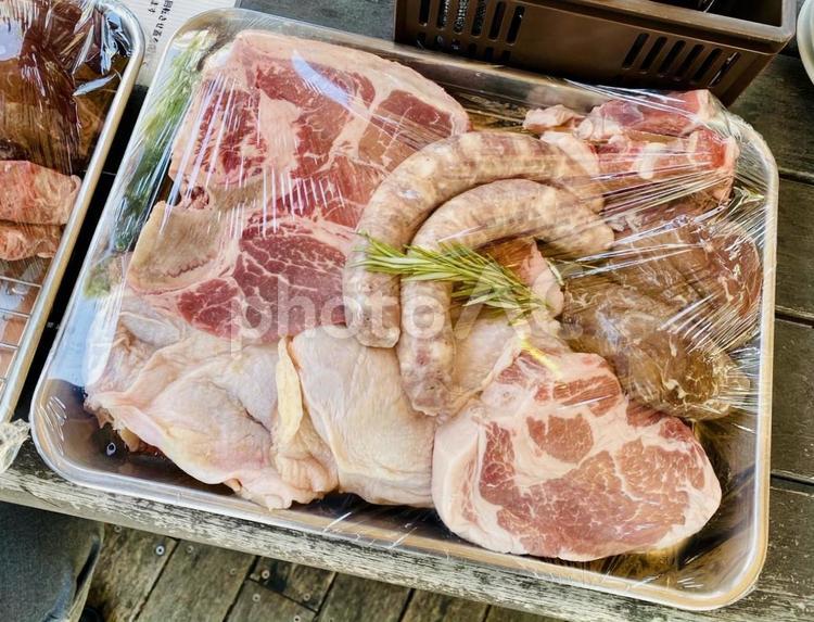 生肉とソーセージ アウトドア,バーベキュー,厚切り肉の写真素材