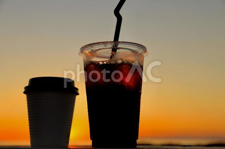 夕焼けに照らされたアイスコーヒー 夕焼け,アイスコーヒー,夕暮れの写真素材