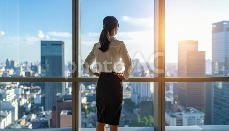 スーツ姿の女性社員の後ろ姿 ol,スーツ,女性社員の写真素材