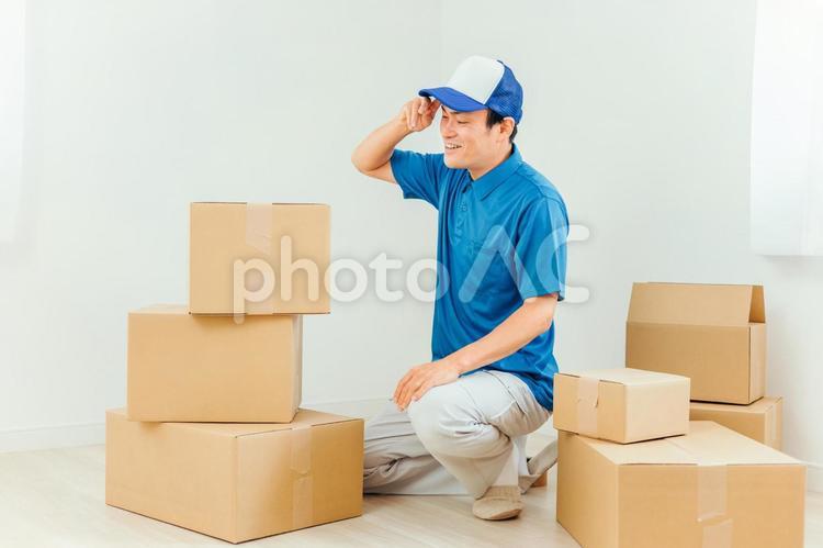 引越し作業をする男性（笑顔） 引越し,引越し業者,ダンボールの写真素材