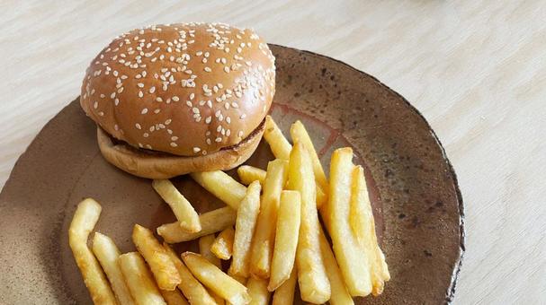 ハンバーガーとフライドポテト（右余白） ハンバーガー,バーガー,セットの写真素材