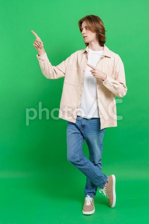 両手で指差す外国人男性 男性,ポーズ,指差しの写真素材