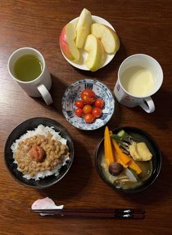 ご飯に納豆と紫蘇漬け梅干しなどの朝食 ご飯に納豆と紫蘇漬け梅干しなどの朝食 朝食,ご飯,あきたこまちの写真素材