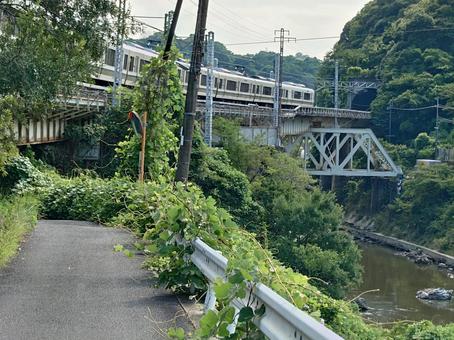 古道に掛かる鉄道橋 古道に掛かる鉄道橋 古道,鉄道橋,川の写真素材