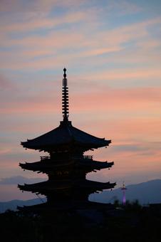 八坂の塔と京都タワー 八坂の塔と京都タワーの写真