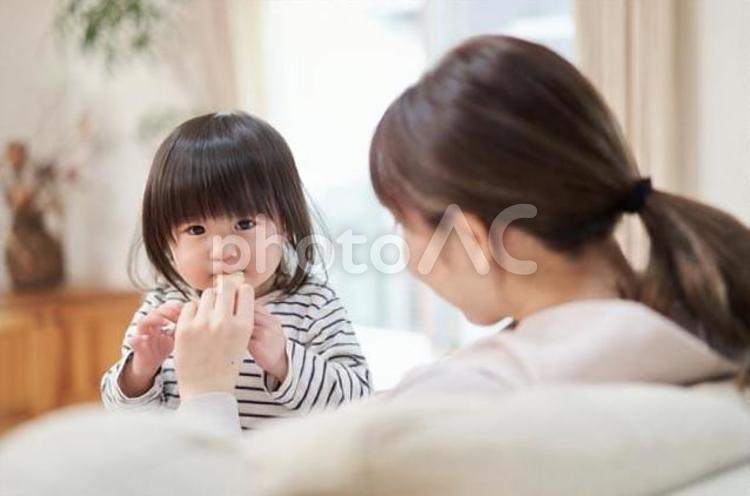 ママとおやつを食べるアジア人の子供 子供,おやつ,お母さんの写真素材