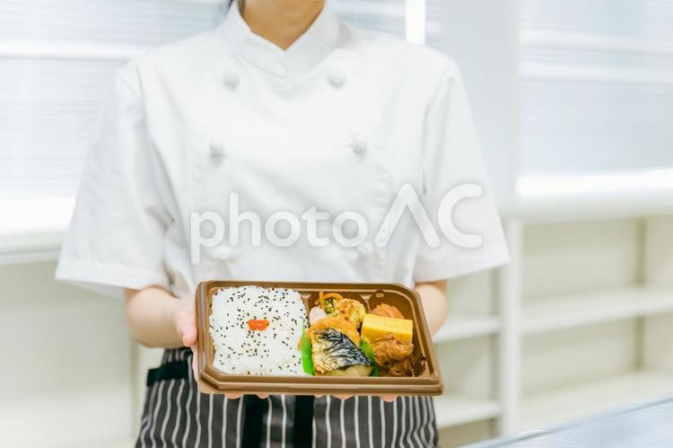 お弁当を作る調理師の女性（顔なし） 弁当,テイクアウト,デリカの写真素材