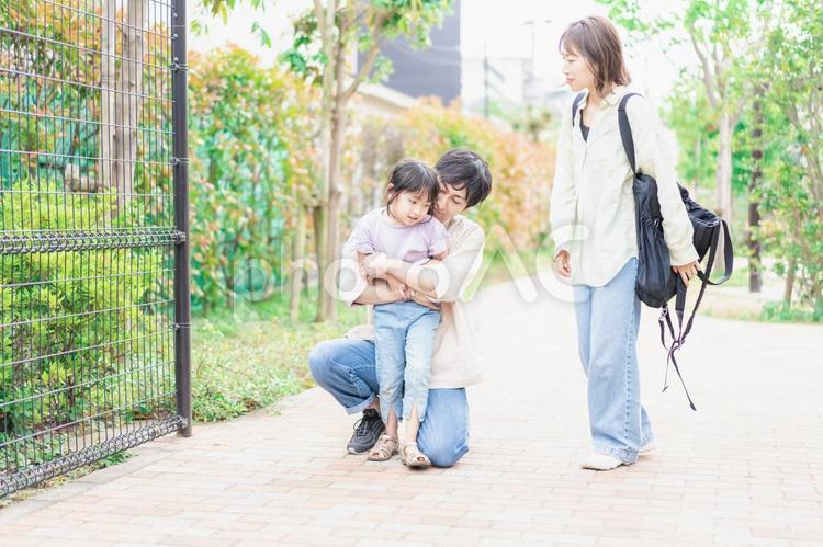 家族でおでかけ 外出,散歩,親子の写真素材