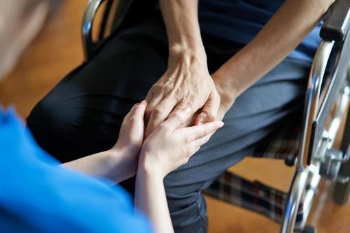 Hands of elderly people in wheelchairs and caregivers, jubilado, introducción las enfermeras, mujer, JPG