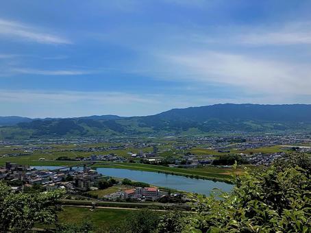 丘上から望む田園と川の風景 丘上から望む田園と川の風景 田園風景,河川,山並みの写真素材