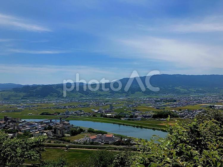 丘上から望む田園と川の風景 田園風景,河川,山並みの写真素材