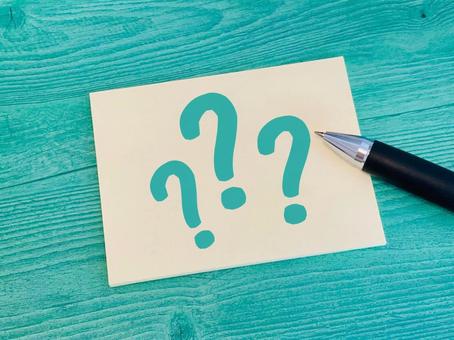 3つのクエスチョンマーク???(緑背景) 3つのクエスチョンマーク???(緑背景) 疑問,不明点,疑問点の写真素材