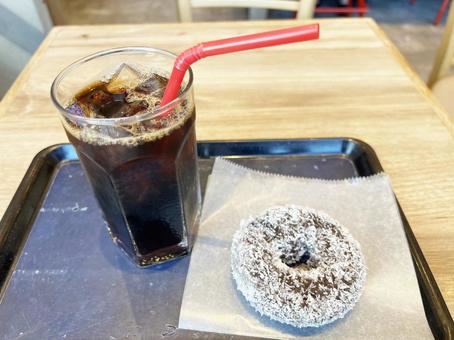 トレイの上のドーナツとアイスコーヒー トレイの上のドーナツとアイスコーヒー ドーナツ,ココナッツ,ドーナッツの写真素材