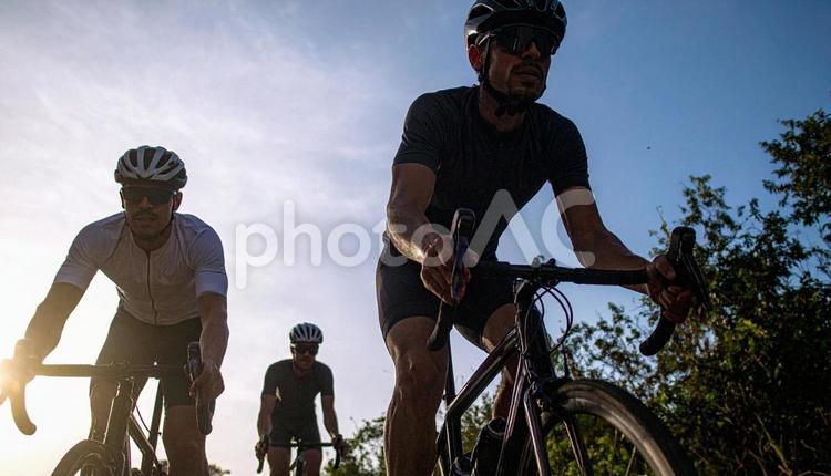 トライアスロン　自転車をこぐ選手たち サングラス,自転車,バイクの写真素材