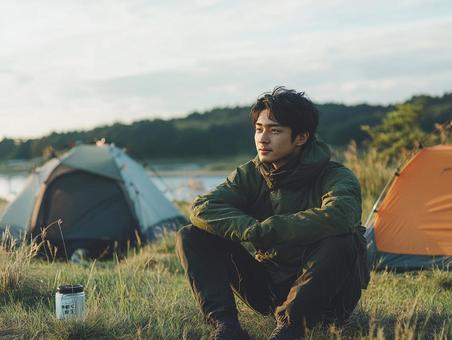 ソロキャンプをする男性 ソロキャンプをする男性の写真