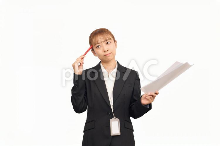 資料を持って悩む女性 ビジネスウーマン,若い,屋内の写真素材