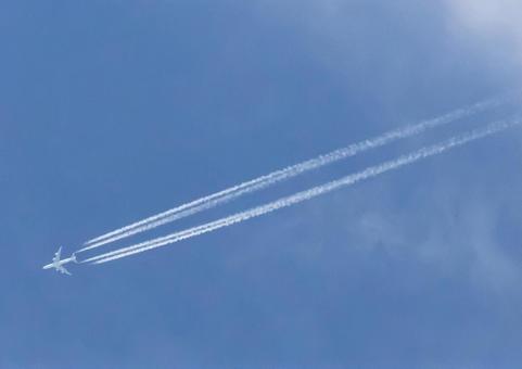 飛行機雲 飛行機雲 飛行機,雲,飛行機雲の写真素材