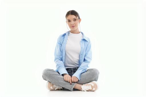 カメラ目線で胡坐の女性 カメラ目線で胡坐の女性 女性,胡坐,座るの写真素材