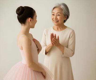 バレリーナを応援する祖母の笑顔の写真