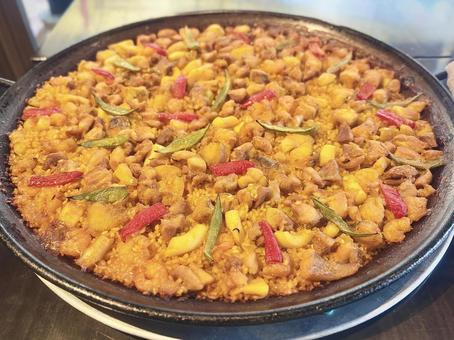 大人数で取り分ける大鍋のパエリア 大人数で取り分ける大鍋のパエリア パエリア,パエリヤ,スペイン料理の写真素材