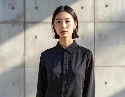 黒い服を着た女性モデルの写真