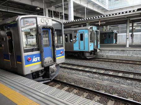 八戸駅に停車中の電車 八戸駅に停車中の電車 鉄道,駅,ホームの写真素材