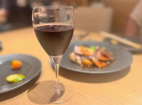赤ワインで晩酌 赤ワインで晩酌 赤ワイン,葡萄酒,ワイングラスの写真素材