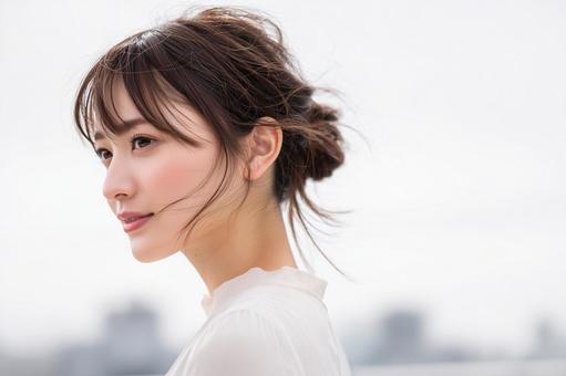 女性の顔アップ 背景白の写真