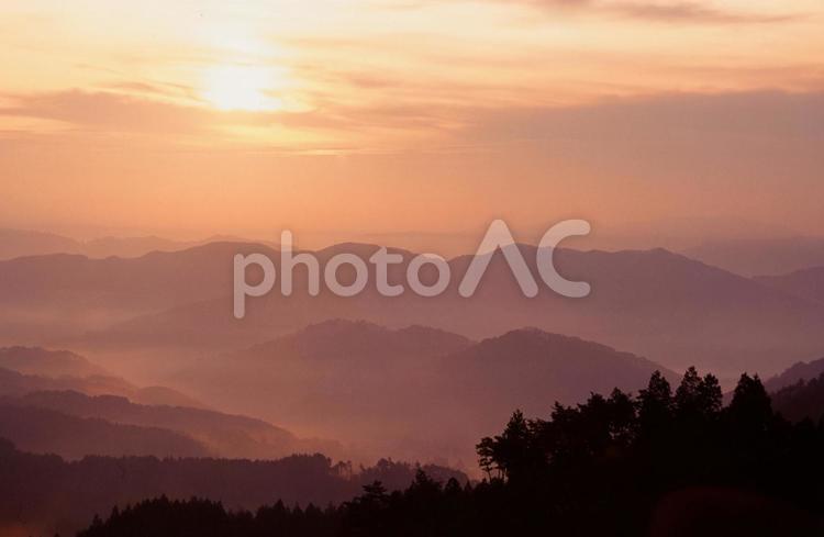 山の上から見る夜明けの風景 日の出,夜明け,朝焼けの写真素材