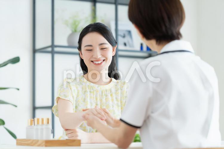 サロンで受付する若い女性 エステサロン,エステ,カウンセリングの写真素材