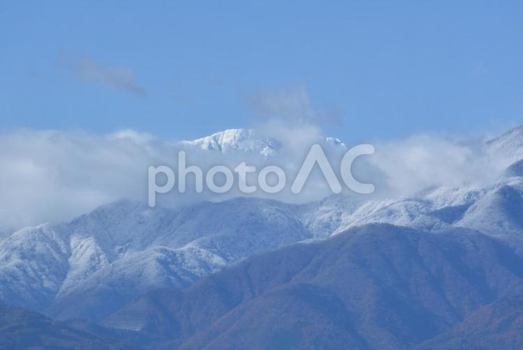 雲がかかった南アルプス 南アルプス,雪化粧,雪の写真素材