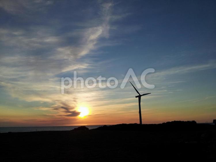 夕焼けの風車 風車,windmill,夕焼けの写真素材