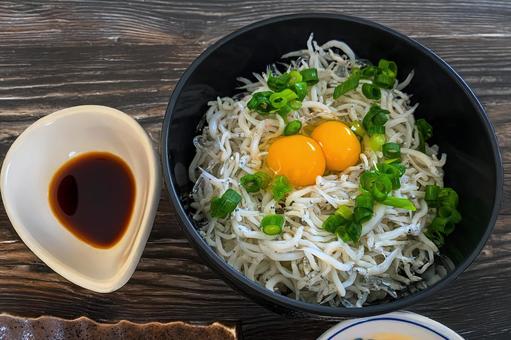 釜揚げしらす丼、うずらの卵乗せ 釜揚げしらす丼、うずらの卵乗せの写真