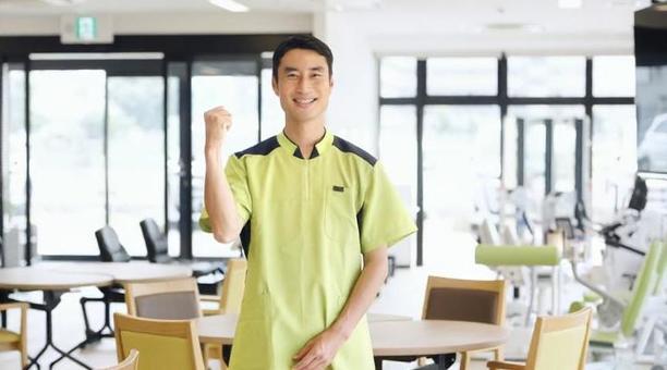 介護施設でガッツポーズをする介護福祉士 介護施設でガッツポーズをする介護福祉士 介護福祉士,ガッツポーズ,介護士の写真素材