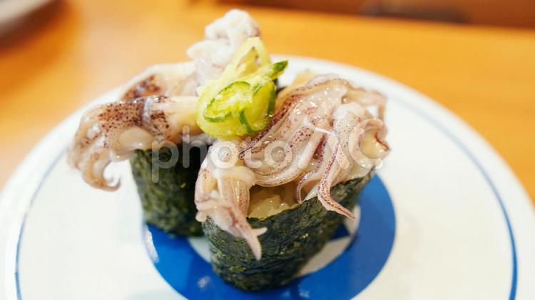 いかげそ軍艦巻き、回転寿司 いか,げそ,回転寿司の写真素材