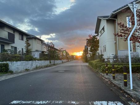 朝陽差す住宅街 朝,早朝,朝陽の写真素材