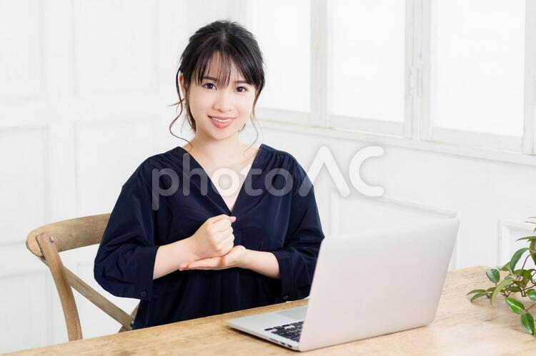 納得のジェスチャーをする若い女性 女性,ビジネス,ノートパソコンの写真素材