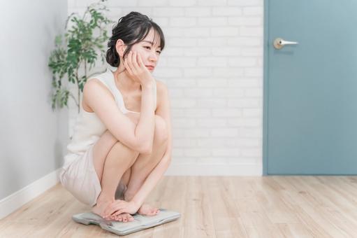 体重計に乗るスリムな女性(ダイエット) 体重計に乗るスリムな女性(ダイエット) ダイエット,体重計,体重の写真素材