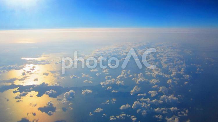 飛行機から空を見下ろす 空,sky,雲の写真素材