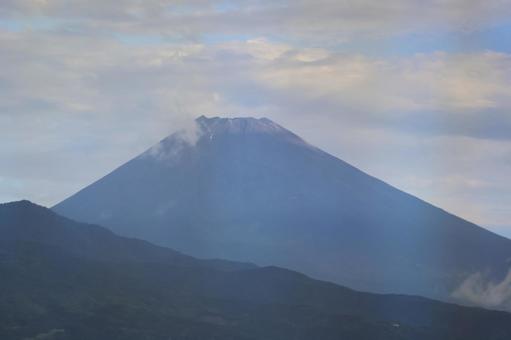 雲の多い空と頂上に太陽に光のあたる富士山 雲の多い空と頂上に太陽に光のあたる富士山 雲,多い,空の写真素材