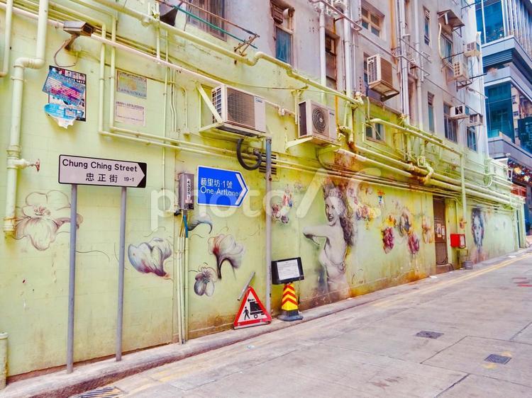 香港のカラフルなウォールアートの街角 街角,路地裏,裏路地の写真素材